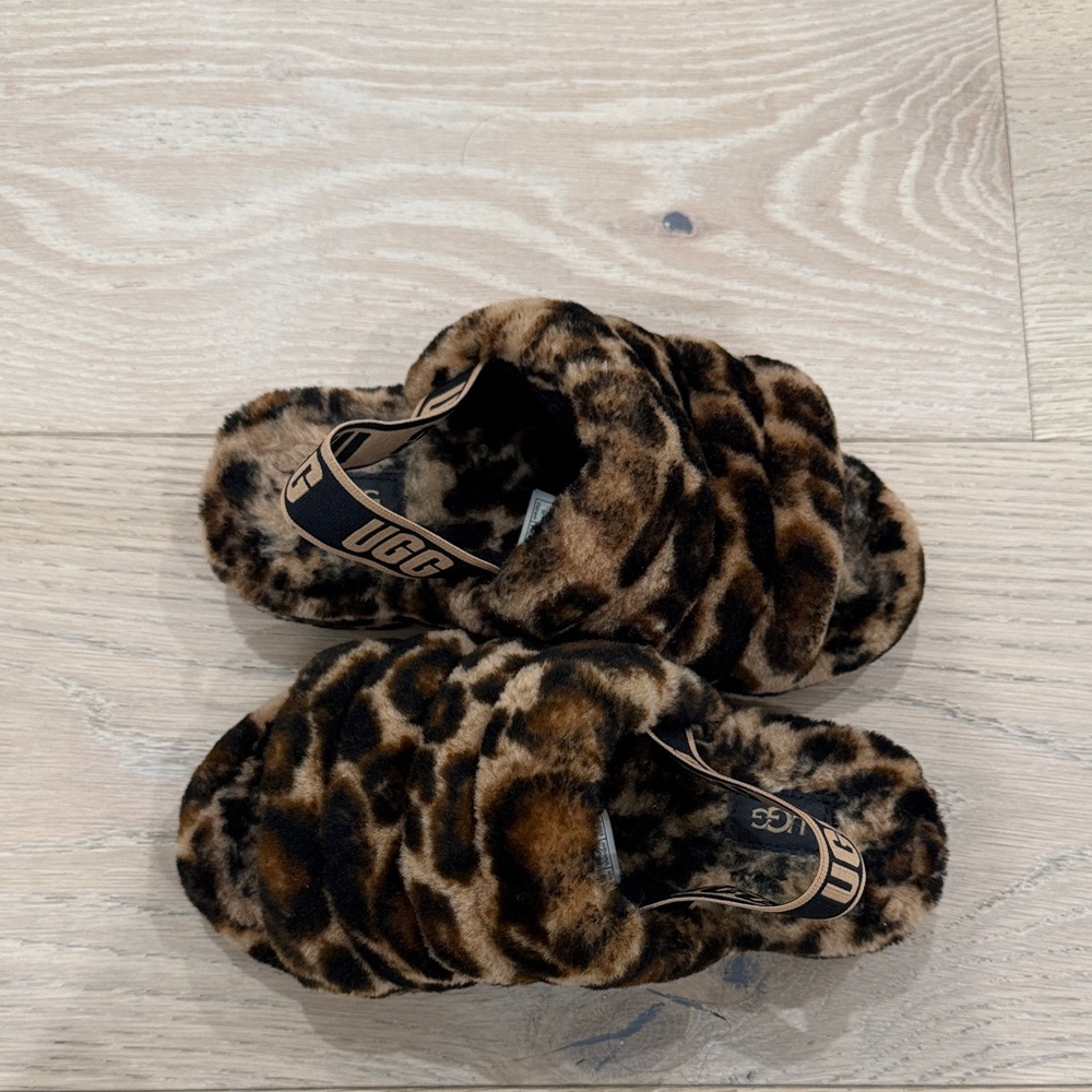 UGG Brown Leopard Fuzzy Slides, women’s size 6 gently worn, super cozy!!